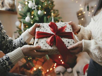 Pareja intercambiando regalos